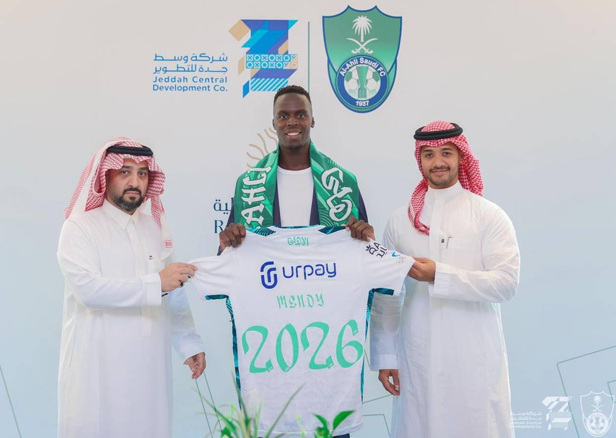 Édouard Mendy - El club Al Ahli saudí anunció este miércoles el fichaje del portero franco-senegalés hasta 2026 procedente del Chelsea londinense, la última estrella de este club que se une a la liga profesional del fútbol del reino árabe.