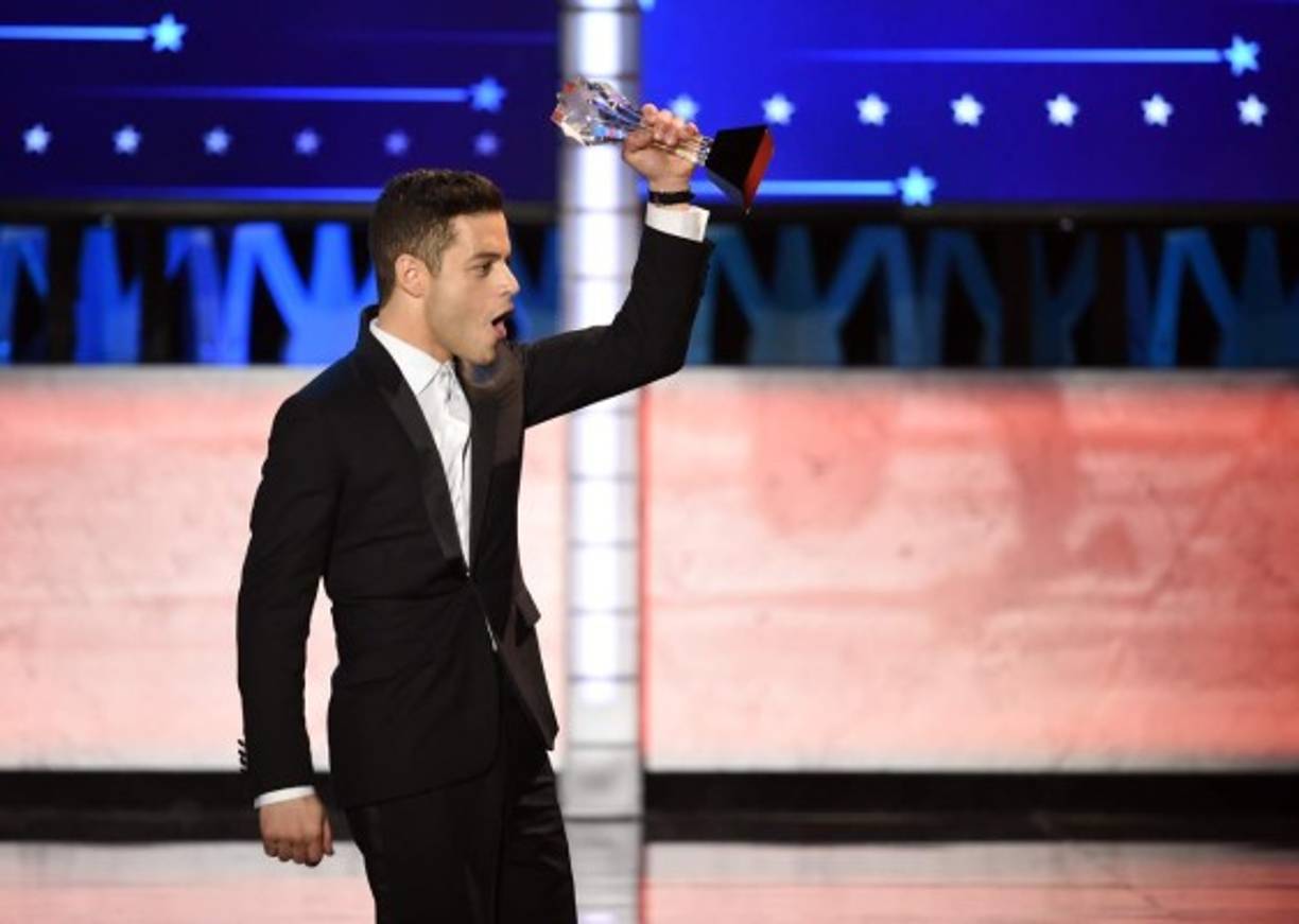 Rami Malek acepta como mejor actor de drama por su serie 'Mr. Robot'.