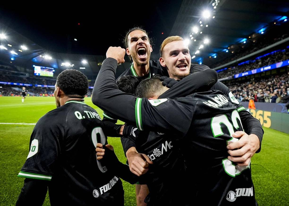La locura de los jugadores del Feyenoord tras conseguir empatar el partido 3-3 contra el Manchester City después de estar abajo en el marcador 3-0.