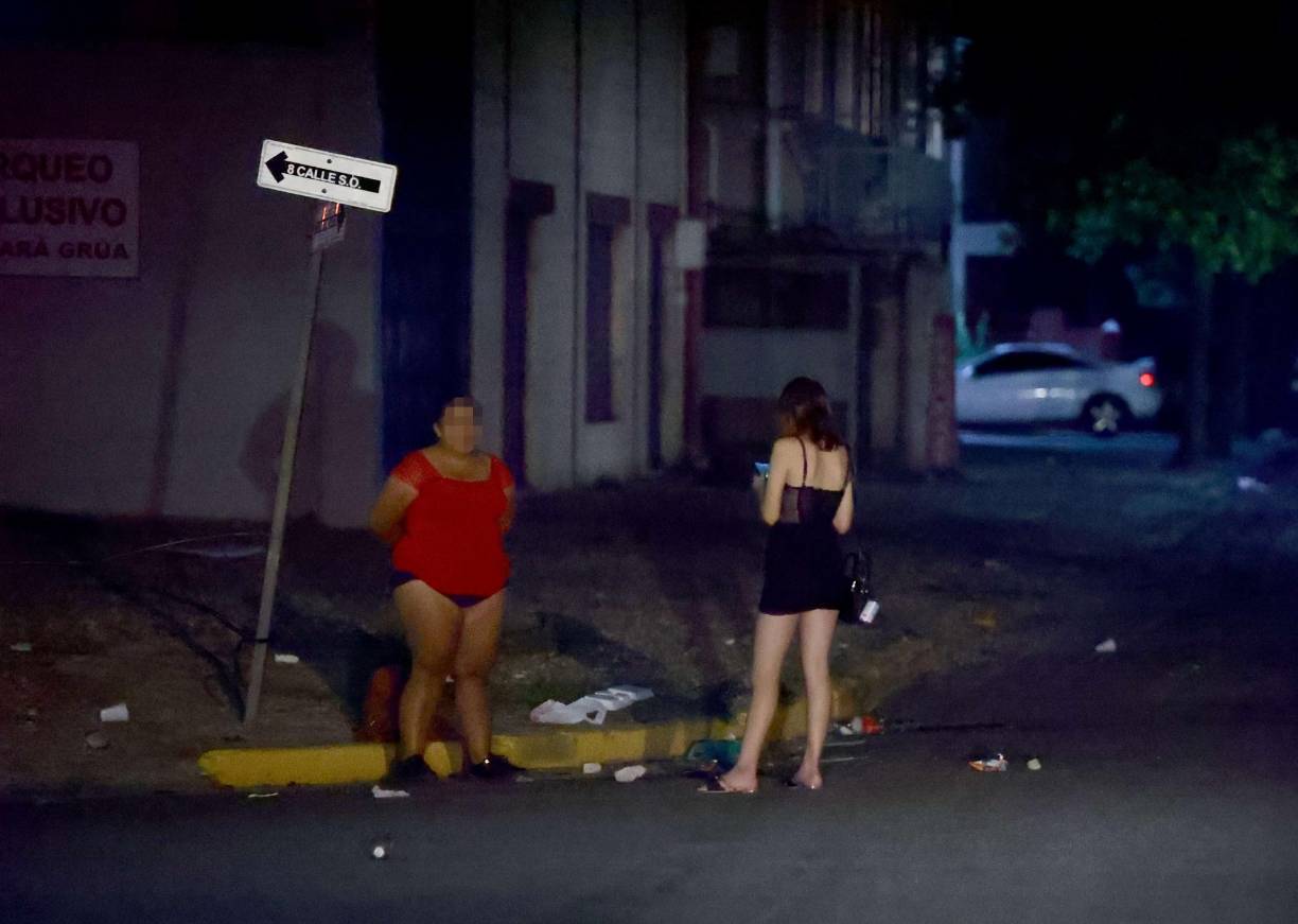 “Damos todos los servicios, podemos irnos varias si quieren”, dijo una de las chicas al equipo periodísticos que realizó el recorido por las calles.