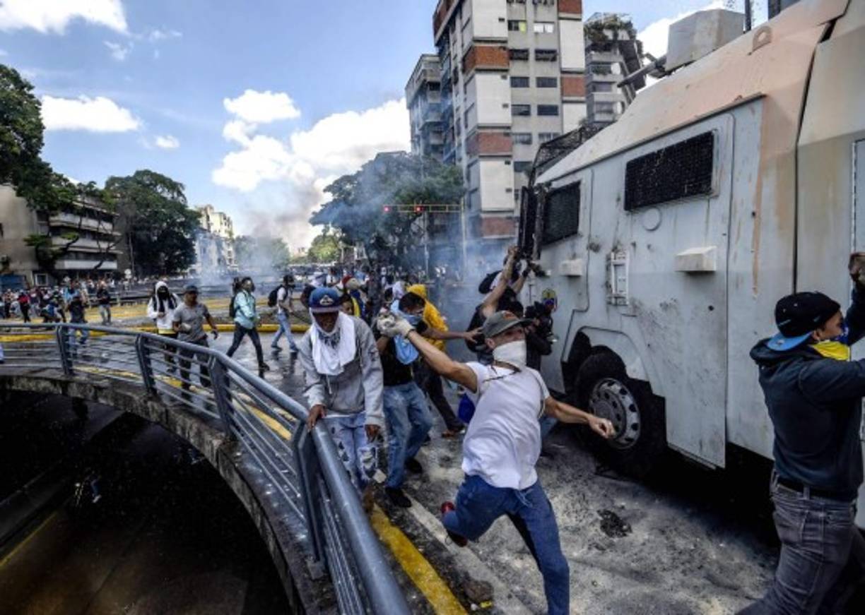 Los manifestantes atacan un camión blindado de las fuerzas de seguridad.