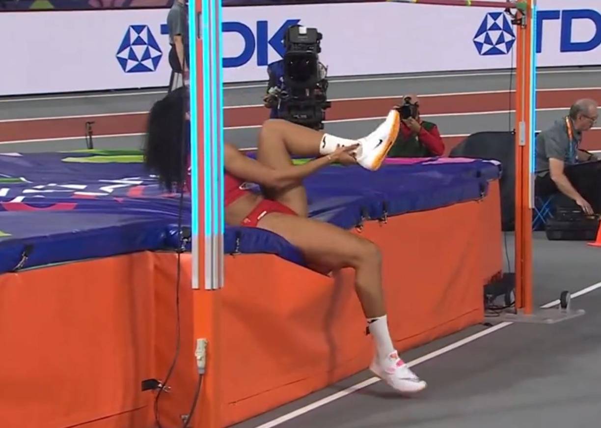 María Vicente no pudo ejecutar el salto y se tumbó en la colchoneta llorando por el fuerte dolor.