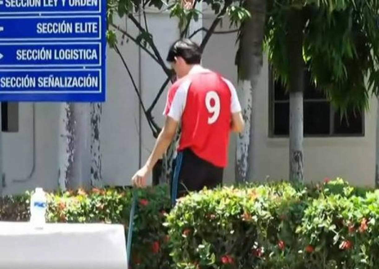 Un juez ordenó a Isaac a hacer servicio comunitario. Aquí el día en que fue encviado a barrer las calles de San Pedro Sula.