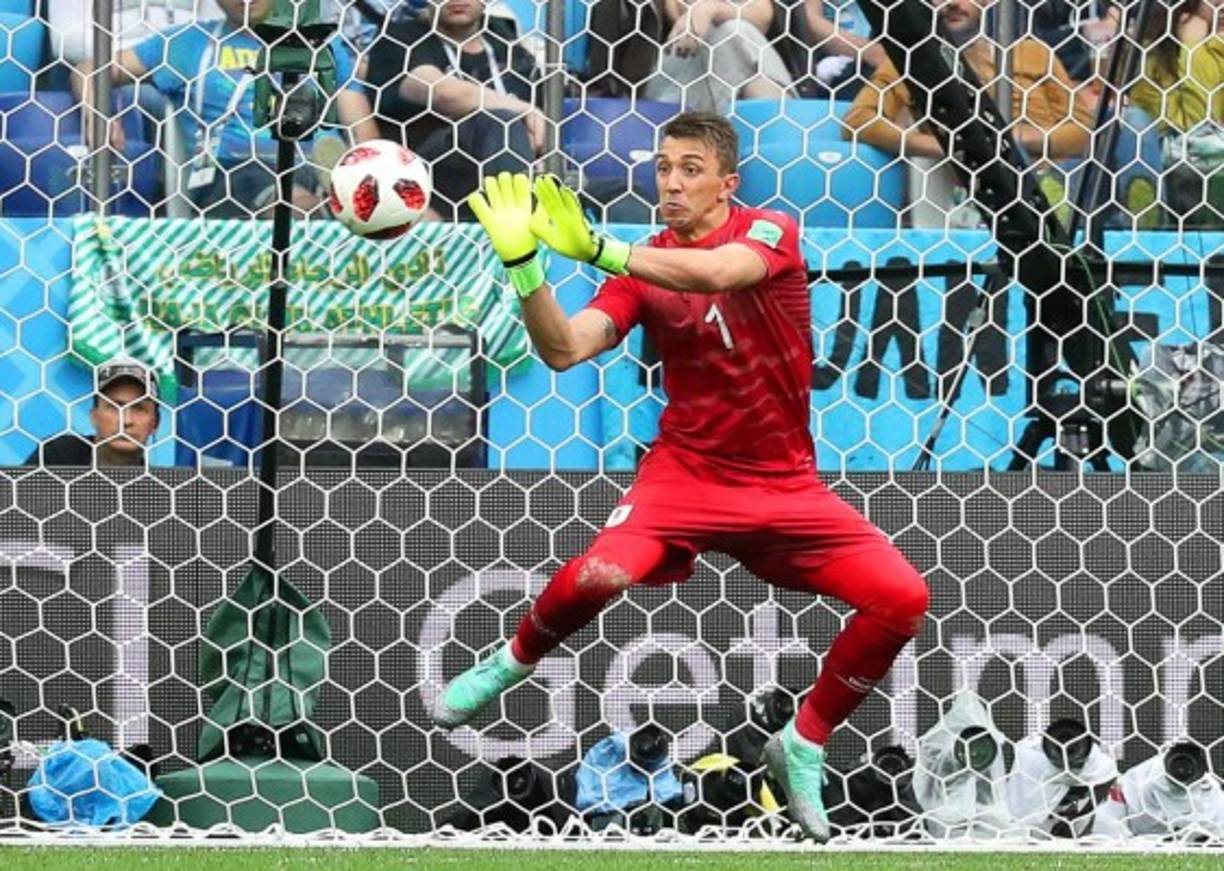 El 2 a 0 de Francia llegó con un error insólito de Fernando Muslera. Griezmann sacó un remate fuerte pero que fue directo a las manos del arquero uruguayo, quien intentó despejar la pelota pero terminó metiéndola en su arco.