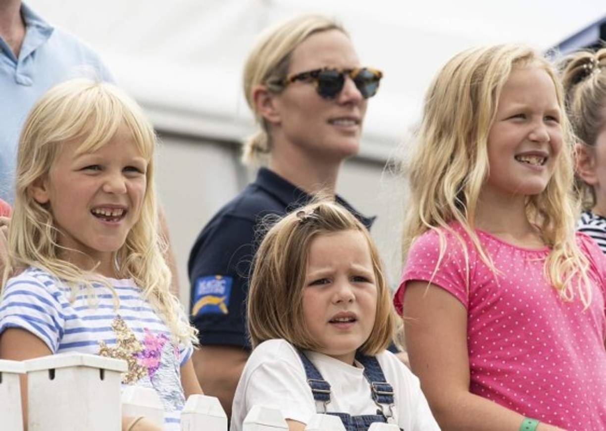 El mismo caso aplica para Zara y sus hijas Mia y Lena Tindall, que no ostentan ningún título y llevan una vida privada y normal. 'Fue más fácil para ellos, y creo que la mayoría de la gente diría que tener títulos tiene desventajas, así que creo que fue lo correcto', dijo la princesa Ana sobre la decisión de no dar un título a sus hijos y nietas.