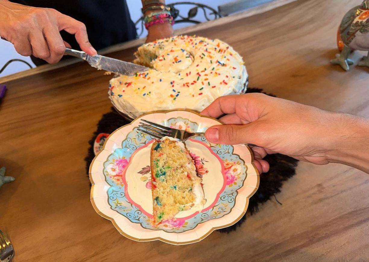 En una de las imágenes, se observa una especial torta de pastel en señal de bienvenida a su tierna bebé.