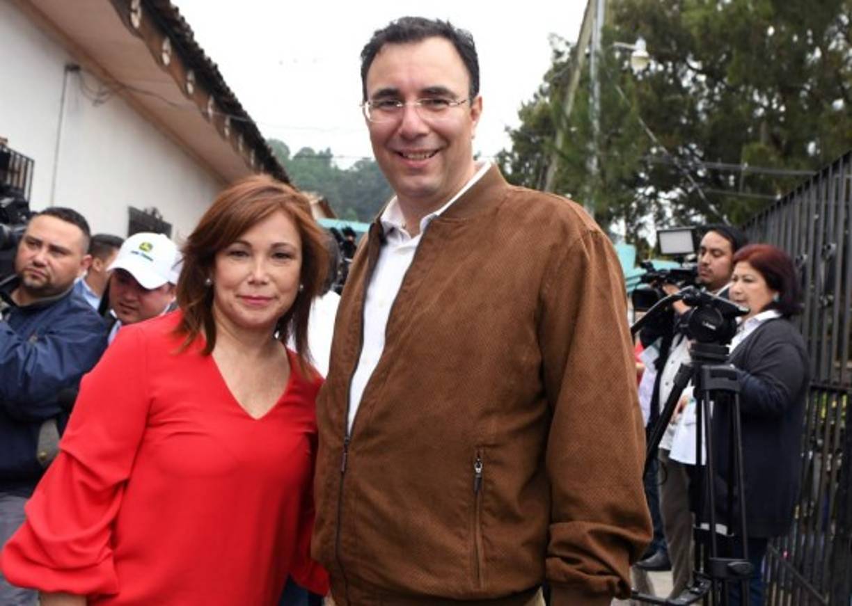 Ana Lucía de Zelaya también acompañó a su esposo, el candidato por el Partido Liberal, Luis Zelaya, a ejercer su derecho al voto en Santa Lucía.