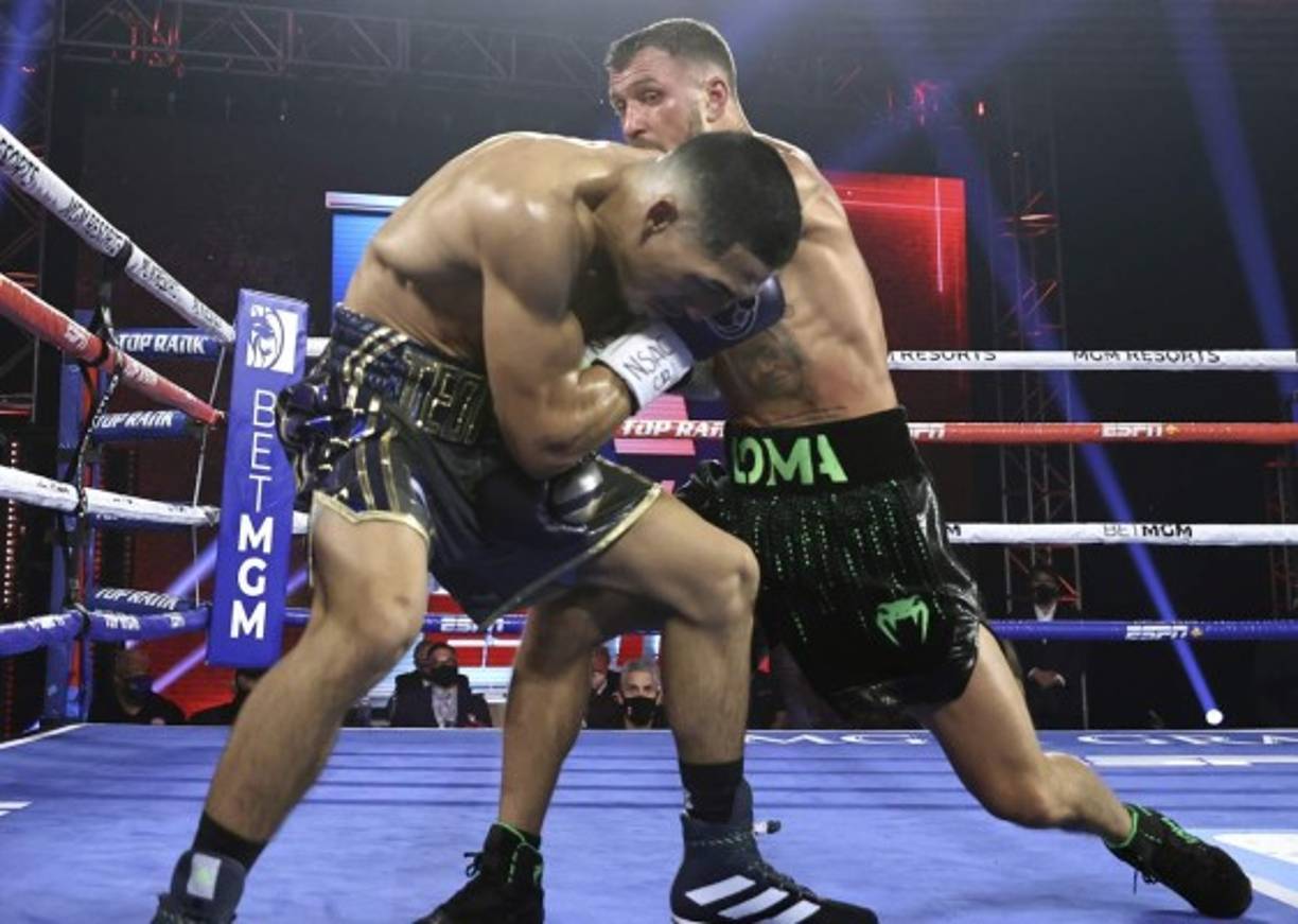 Teófimo López en varios momentos arriesgó para buscar el nocaut.