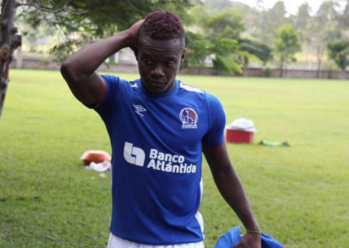 Júnior Lacayo: El delantero completó sus trámites legales en Estados Unidos y ya está en Honduras por lo que se unirá al Olimpia. El joven atacante podría debutar con los albos este fin de semana ante Marathón, su exclub en donde fue campeón.