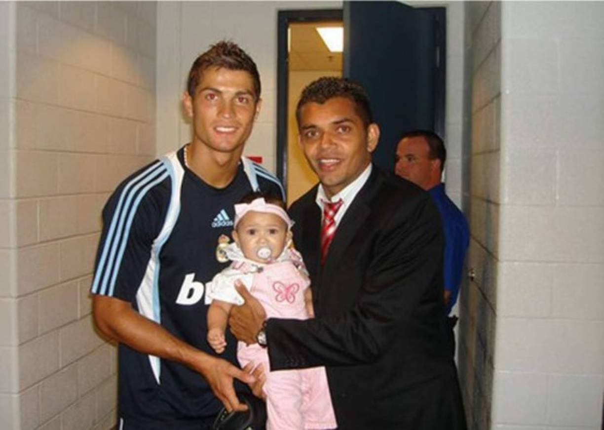 El exmediocampista Amado Guevara y su hija junto al crack luso Cristiano Ronaldo. CR7 sin ningún problema accedió hace unos años a posar con el catracho y su pequeña.