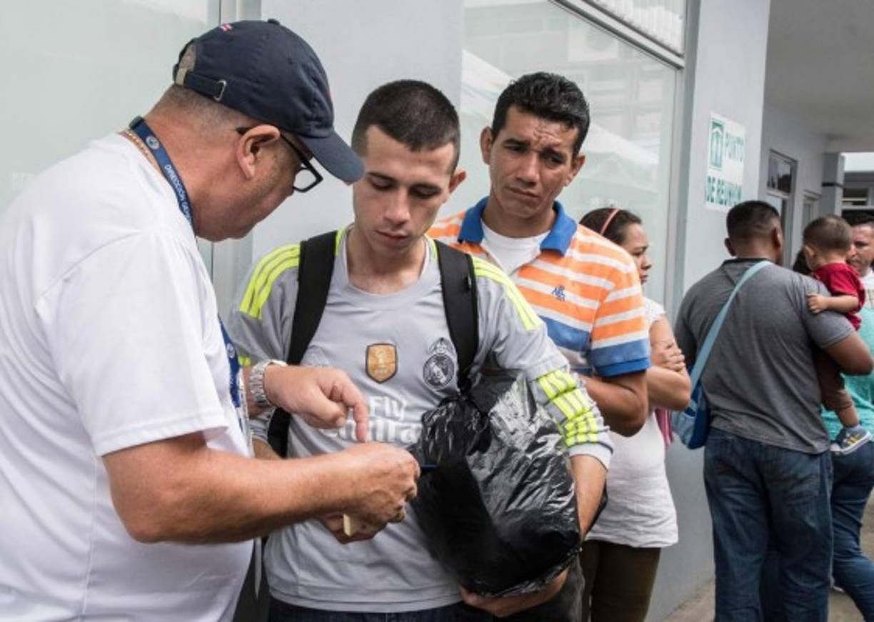 Miles de nicaragüenses buscan desesperadamente en los últimos días migrar a Costa Rica por temor a los grupos armados que siembran el terror en las calles y barrios, en medio de las protestas opositoras contra el gobierno de Daniel Ortega.