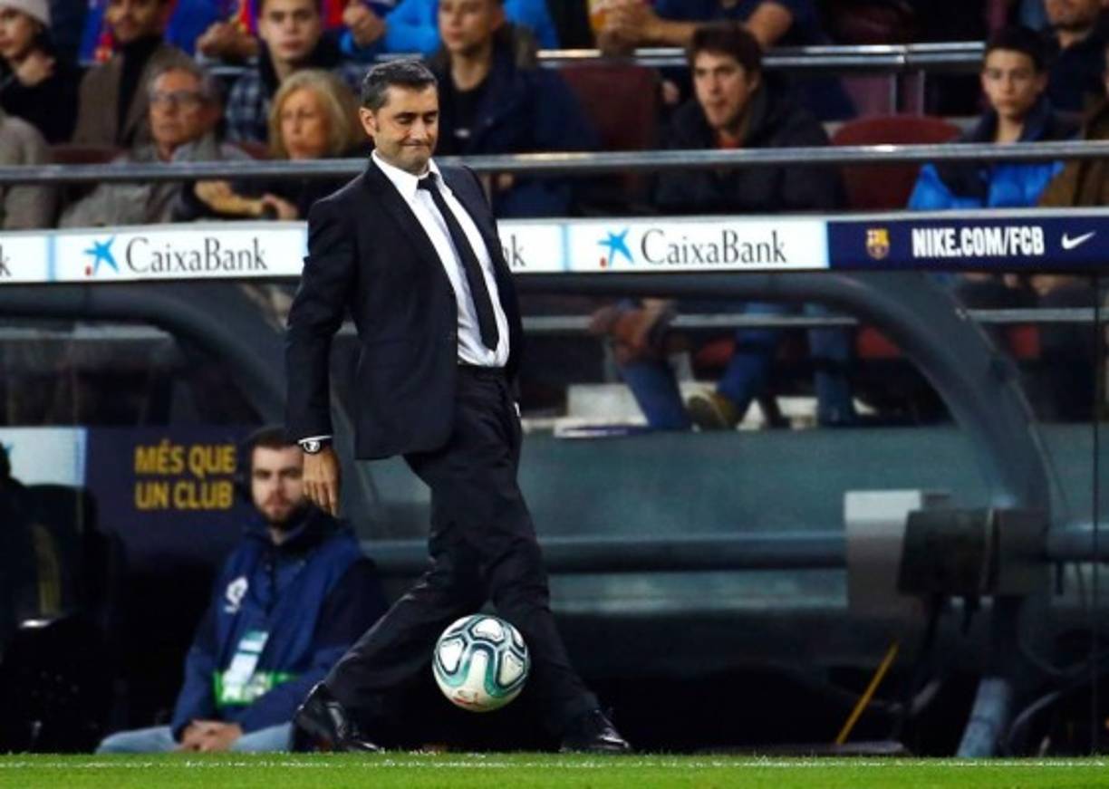 Ernesto Valverde intenta detener el balón en un lance del partido.