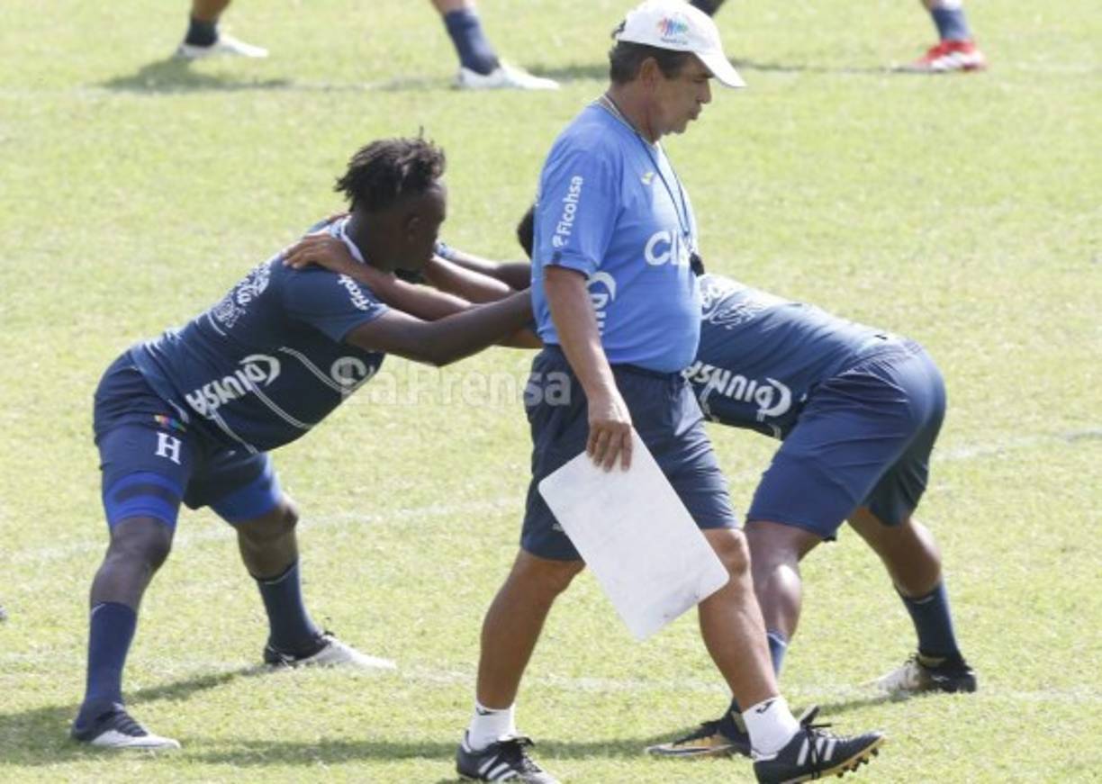 Jorge Luis Pinto lució concentrado en el entreno de este lunes en el estadio Morazán.