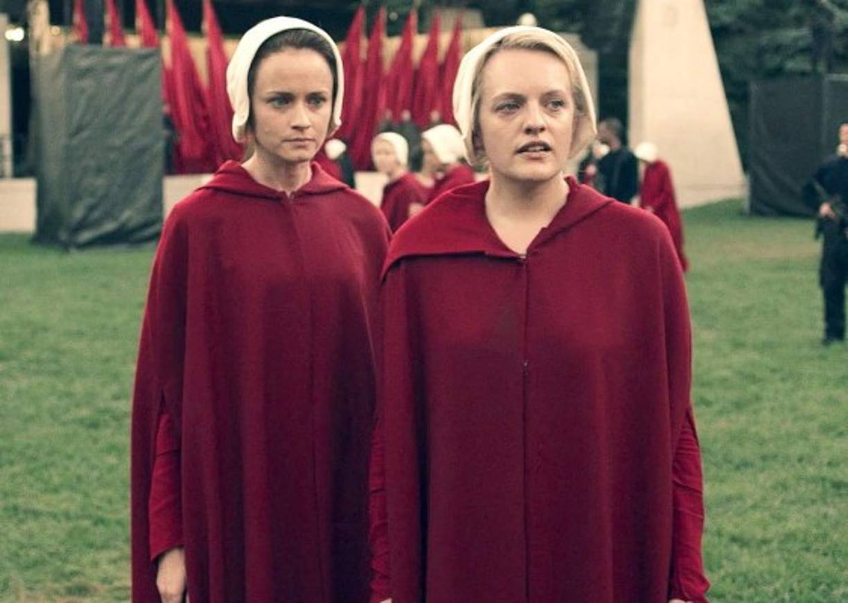 La serie de Hulu “The Handmaid’s Tale” cuenta con tres nominaciones, este año buscará volver a repetir la hazaña del 2017 y triunfar como Mejor serie dramática, además de Mejor Actriz de Serie de TV (Elisabeth Moss) y Mejor Actriz de Reparto de Serie (Ann Dowd).