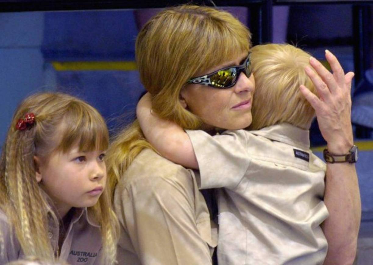 Steve Irwin murió el 4 de septiembre de 2006 después de ser atacado por una raya mientras filmaba un documental llamado 'Los más letales del Océano. Su esposa e hijos quedaron devastados con la noticia.