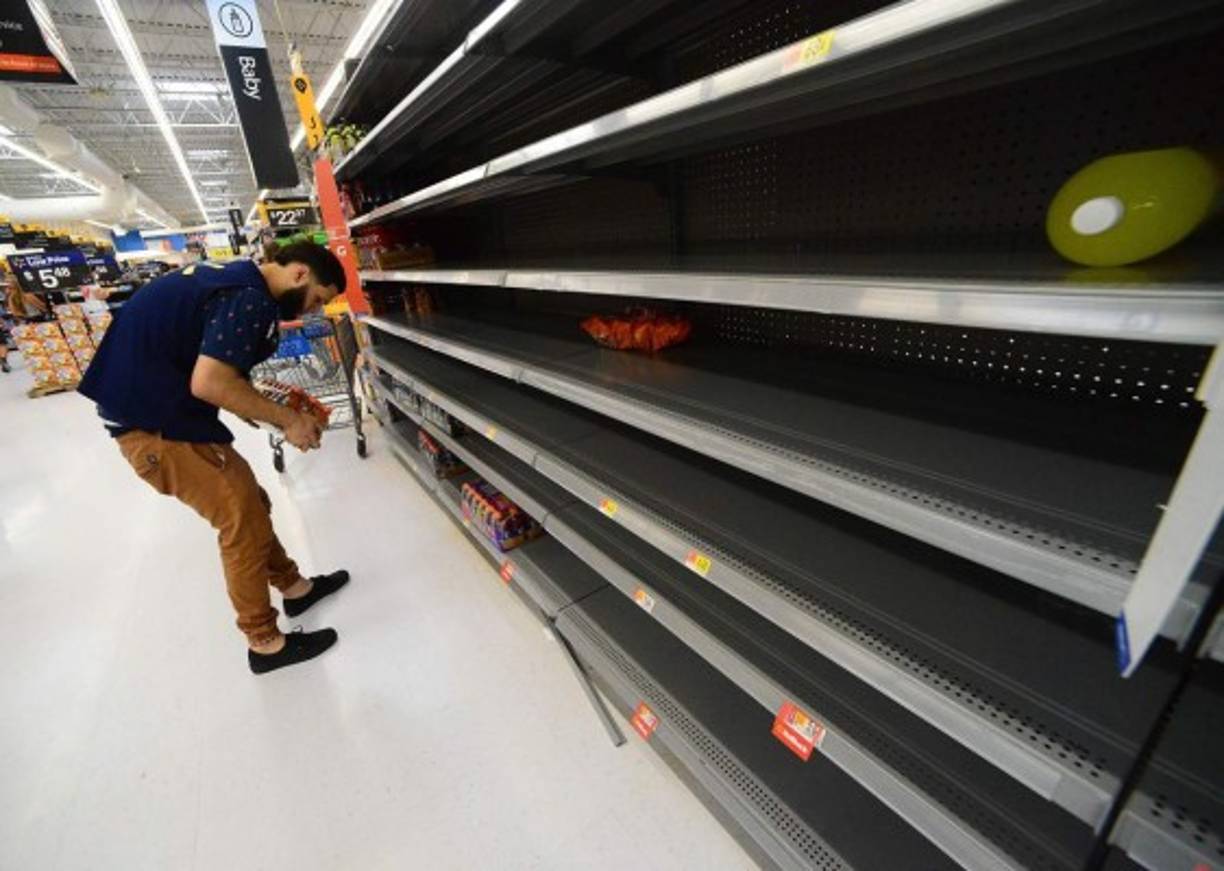 En Miami, los estantes de agua y de comida enlatada en los supermercados estaban comenzando a quedarse vacíos y el ambiente era un poco frenético.<br/><br/>