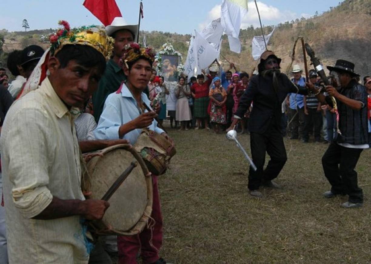 En ceremonias especiales los lencas celebran el Guancasco donde se disfrazan con mascaras y danzan al ritmo del tambor.