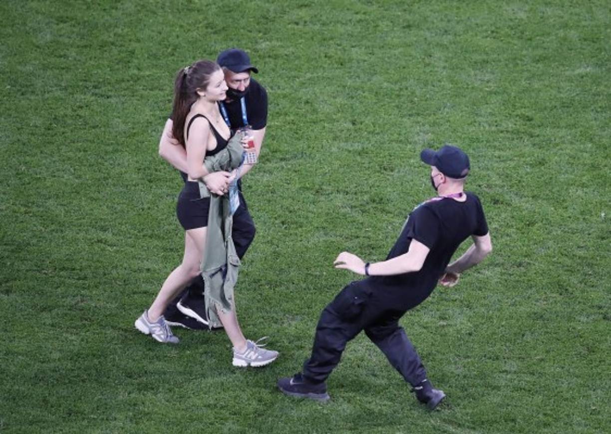 Tras algunos segundos en el campo, los miembros de seguridad inmediatamente fueron por ella y la detuvieron.