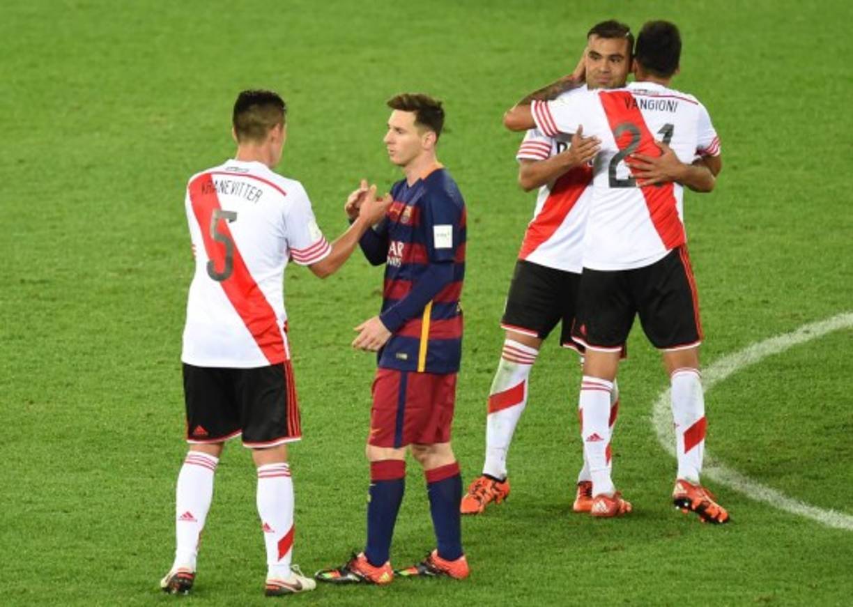Al final Messi saludó a los argentinos de River.