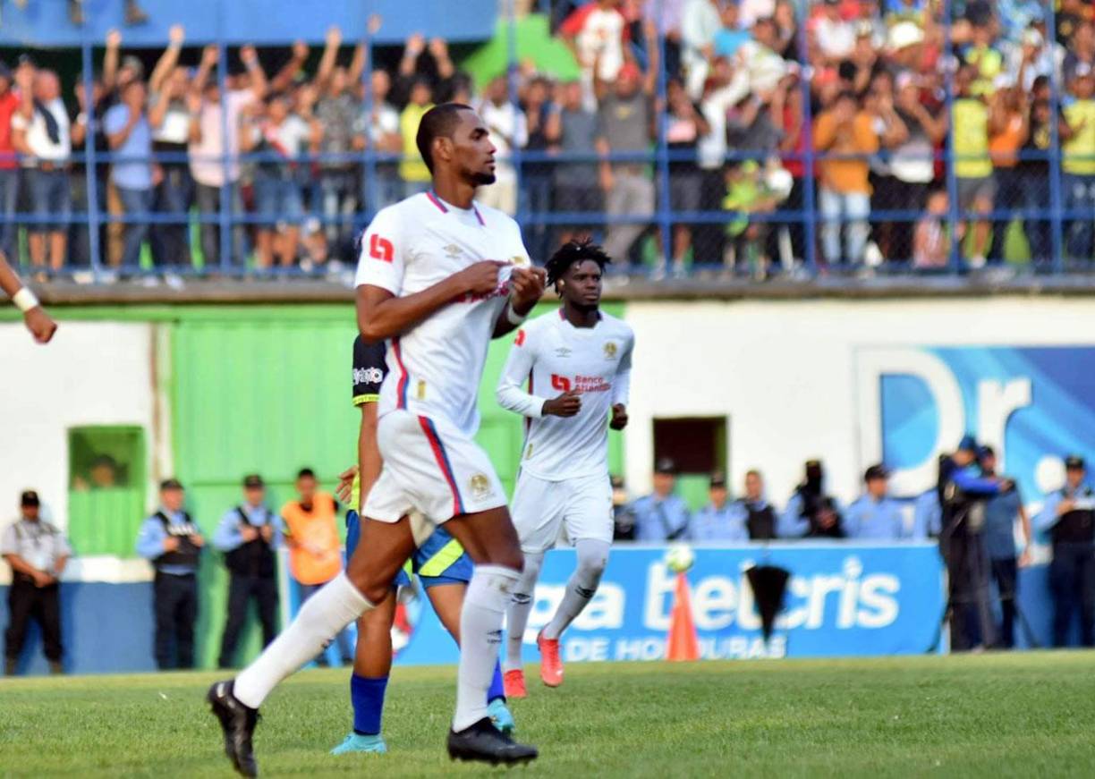 Jerry Bengtson festejando su gol para el empate 1-1 del Olimpia ante Olancho FC.