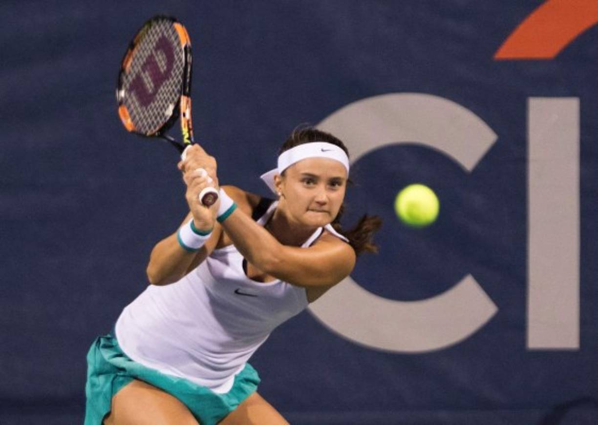 TENIS. Tiro de revés. Lauren Davis de EUA envía un tiro de revés contra su compatriota Jessica Pegula en el partido de semifinales de mujeres del Torneo de Washington. Foto: AFP/Chris Kleponis