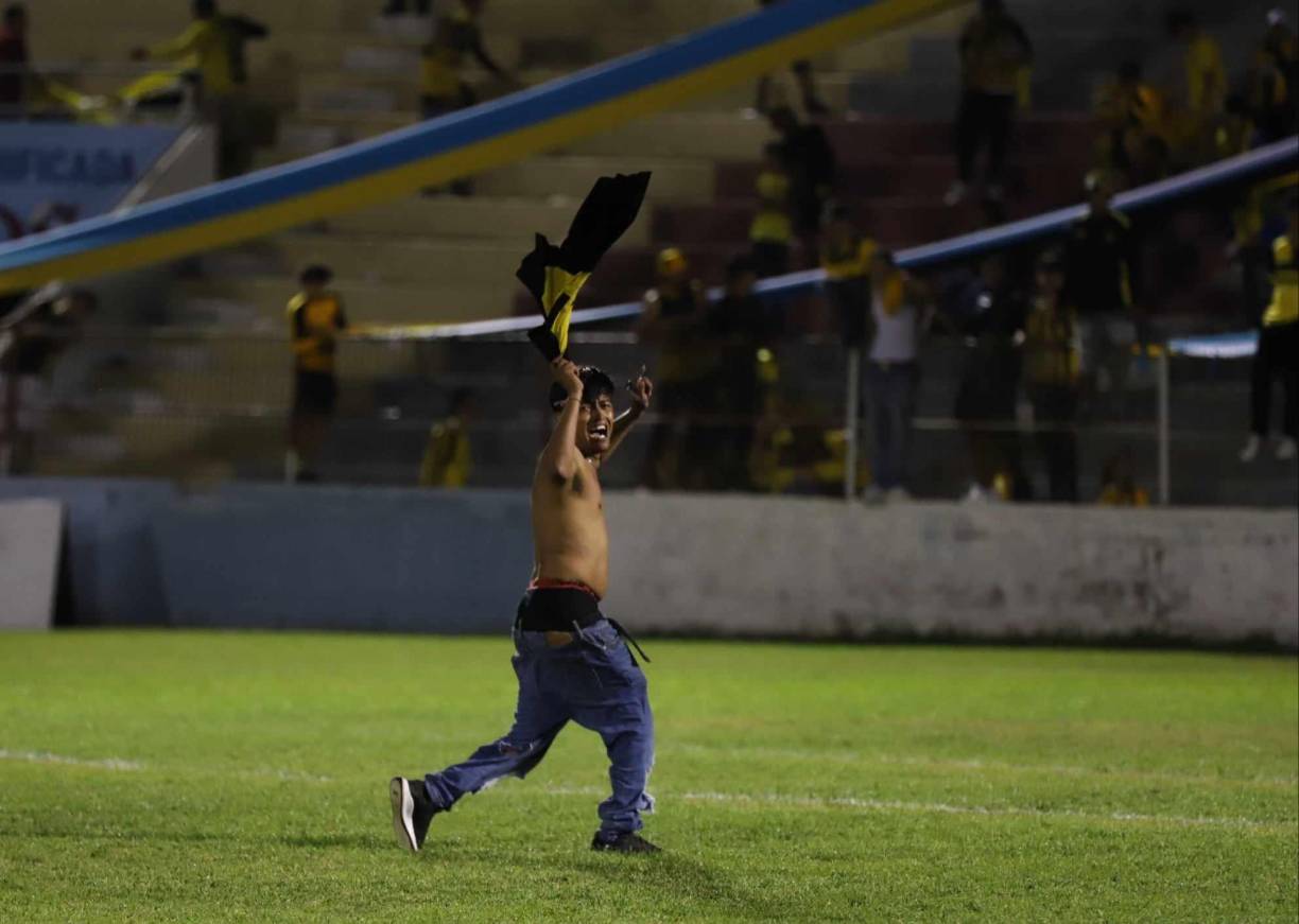 Tras el pitazo final, un aficionado ingresó al terreno de juego. 