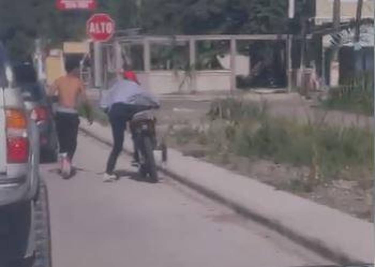 Aunque en un momento se ve que la moto presentó desperfectos mecánicos y aun así lograron escapar.