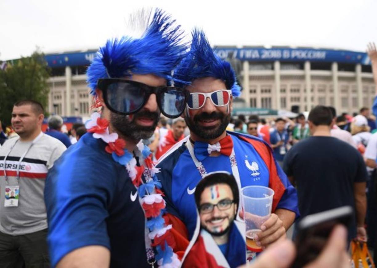 Los franceses y sus locuras, hasta pintarse el cabello con los colores alusivos de su selección.