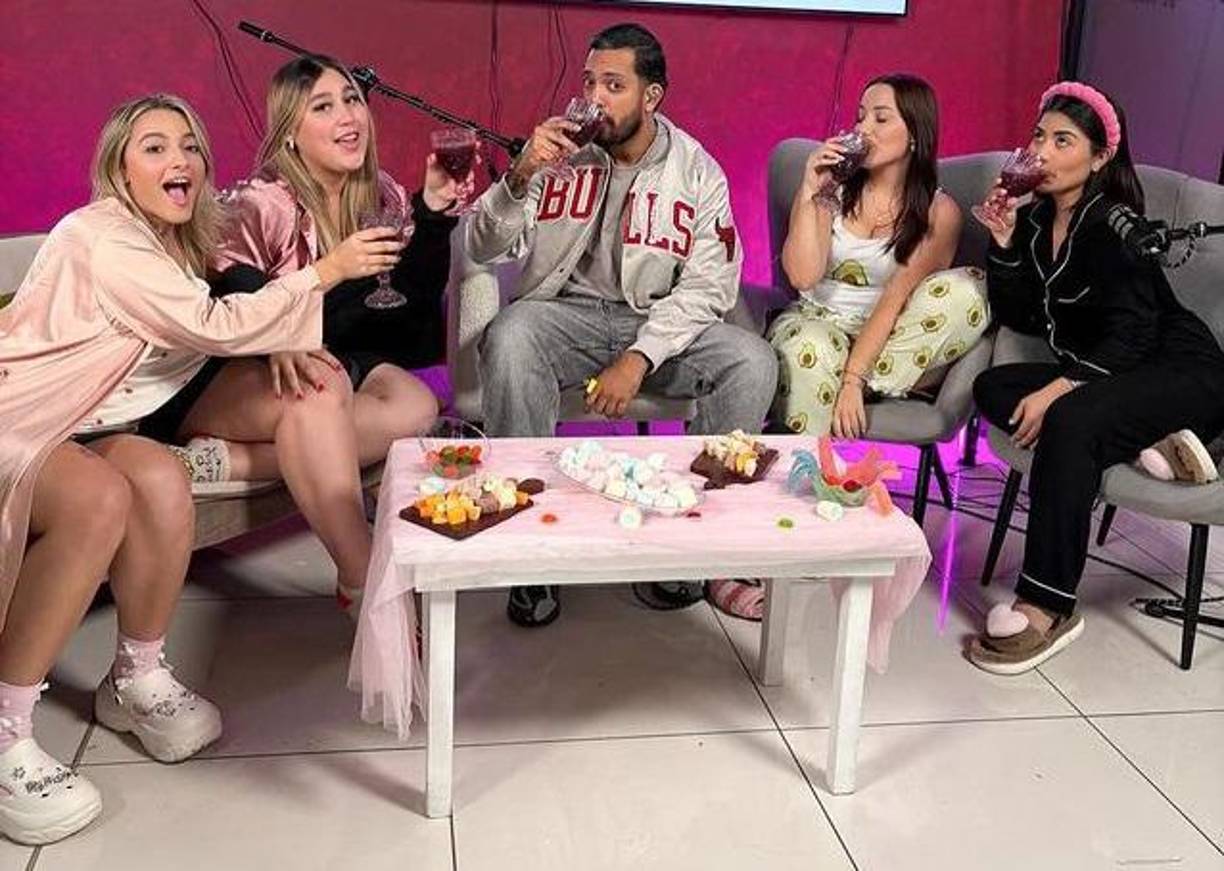 La confesión surgió el pasado martes cuando “Fancony” fue invitado al podcast nacional “Senosocurre” y ahí dijo: “Nos entendemos muy bien, claramente no lo voy a negar, me gusta y e ido a El Salvador a trabajar y si nos hemos visto y la verdad es que nos llevamos muy bien, me fascina ella como persona es genial, cuando estamos hablando nos entendemos perfectamente, es maravilloso pero nada ella está en El Salvador y yo acá”.