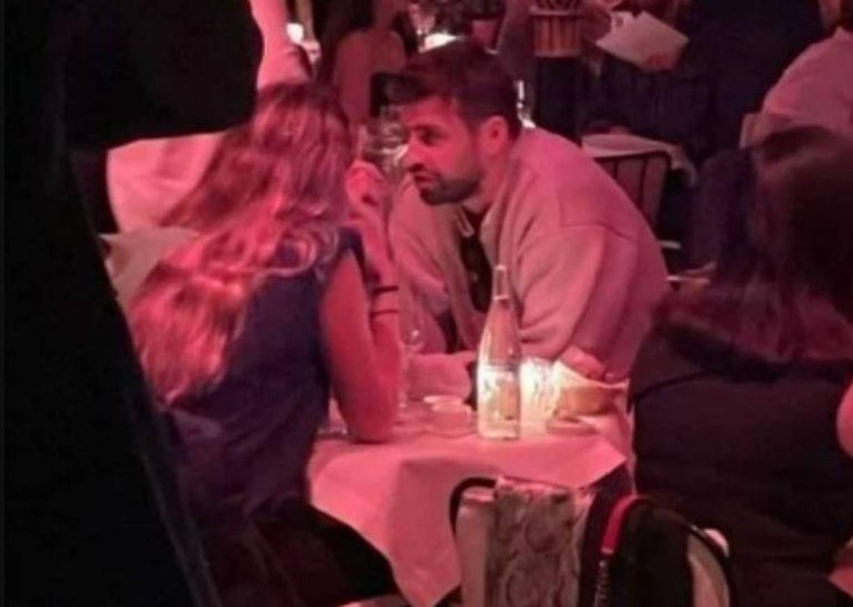 Clara Chía Martí y Gerard Piqué se han dejado ver en público y con actitud muy cariñosa. 