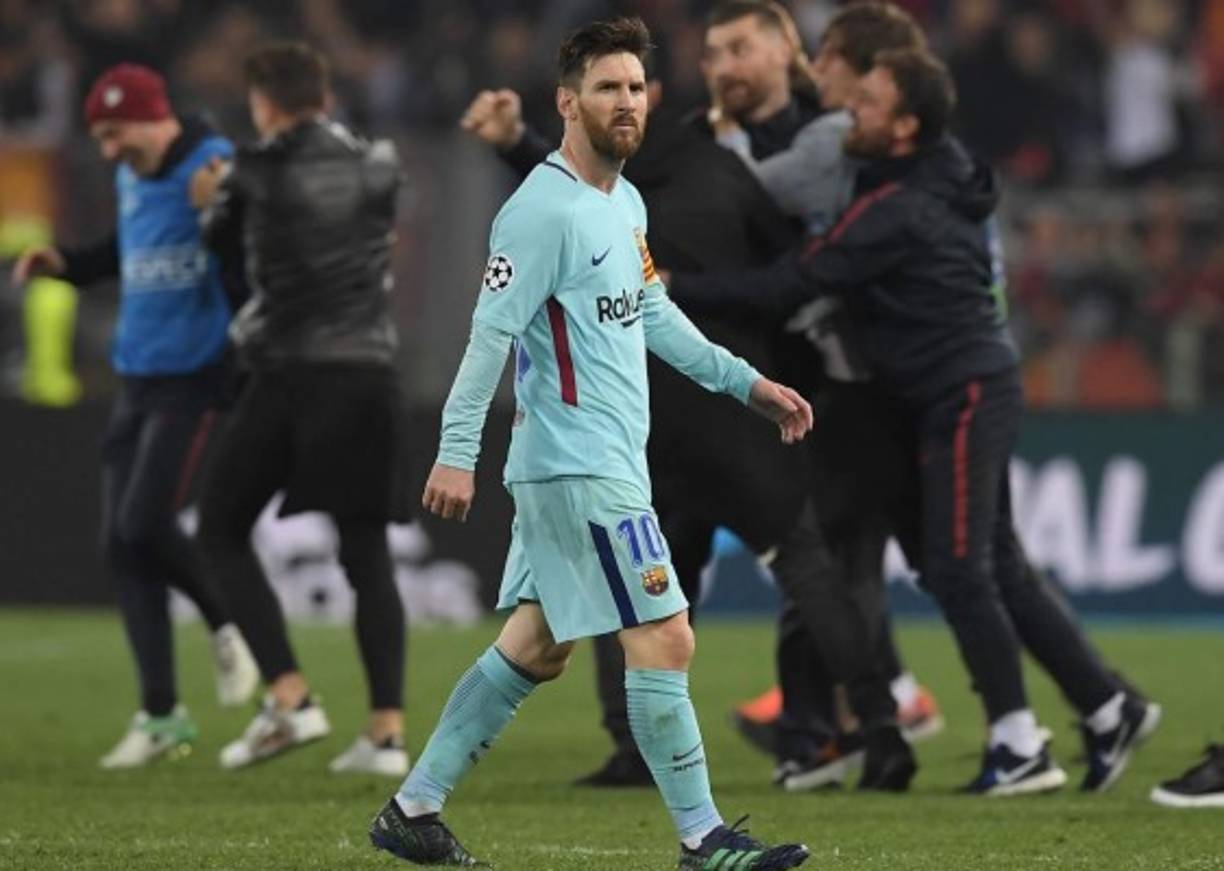 A Messi se le vio enfadado al ver los festejos de los jugadores de la Roma en pleno campo.