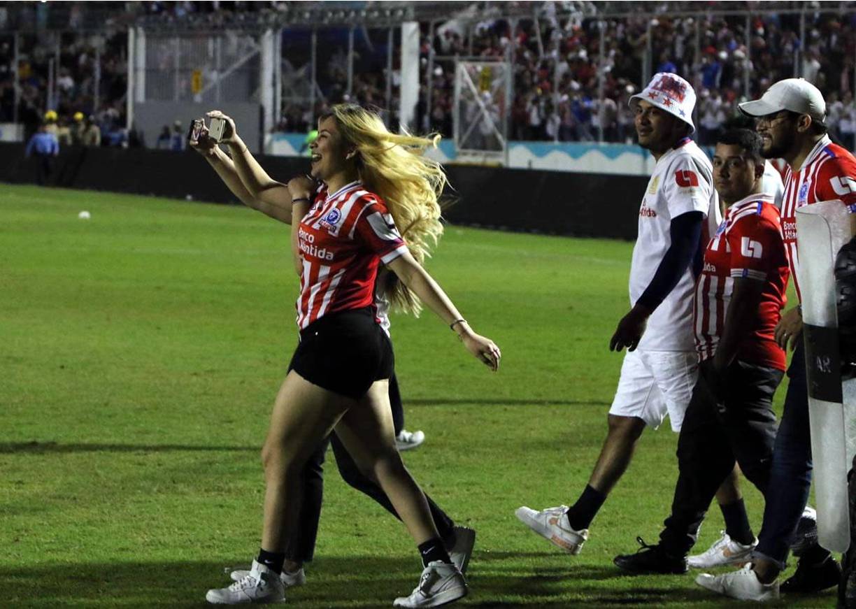 La hermosa rubia aficionada del Olimpia que robó miradas en la invasión de cancha tras el final del partido en el estadio Nacional Chelato Uclés. ¿Quién es esta belleza?
