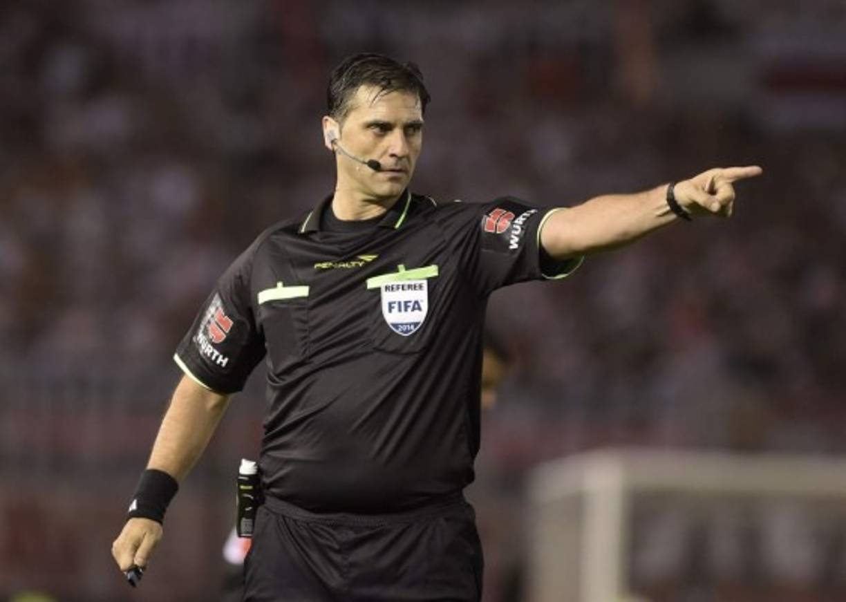 El uruguayo Darío Ubríaco, el árbitro central del River Plate-Atlético Nacional.