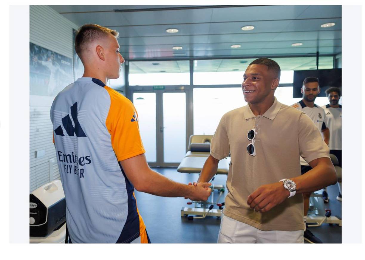 Lunin recibe el saludo de Mbappé, sin embargo, el ucraniano se mostró frío ante la presencia del delantero francés.