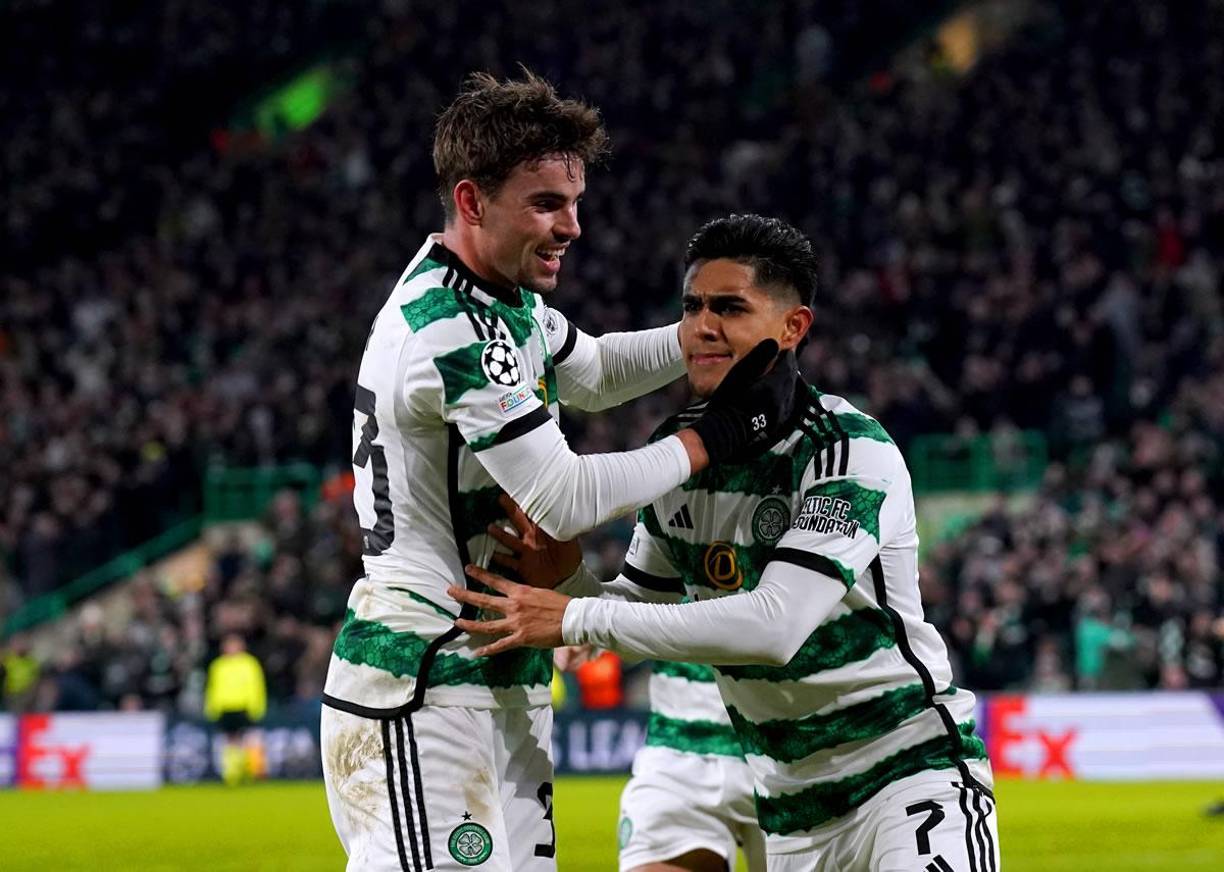 Luis Palma celebrando el gol con sus compañeros de equipo tras marcar el 1-0 del Celtic ante Feyenoord.