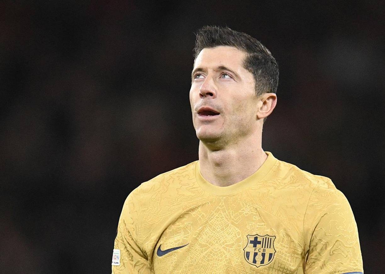 Robert Lewandowski con mirada desencajada tras la eliminación del Barcelona en la Europa League.