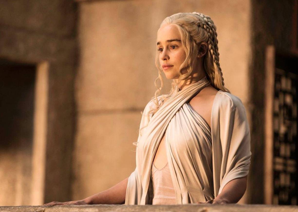 En 2019, Emilia Clarke reveló que había sobrevivido a dos aneurismas cerebrales en 2011 y 2013 que le obligaron a someterse a tres operaciones en secreto mientras grababa la serie ‘Juego de tronos’.
