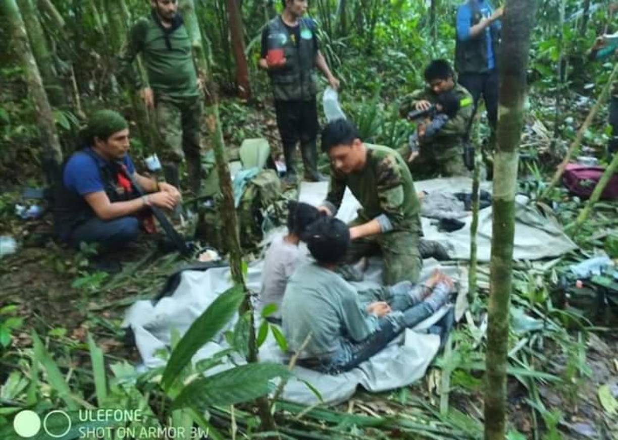 Los rescatistas, miembros de la guardia indígena, cantan, fuman tabaco (planta sagrada entre los nativos) y dan gracias con alegría.