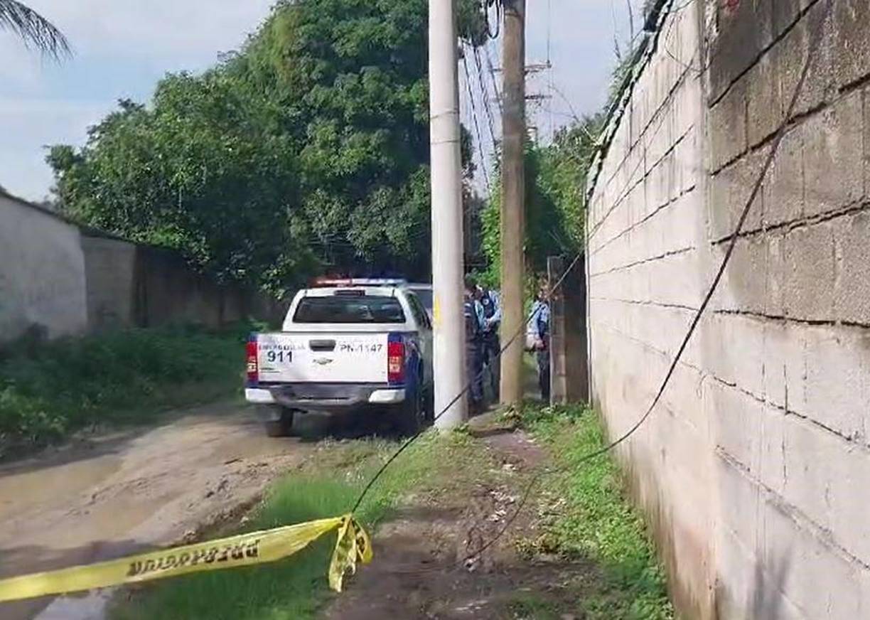 Lesly fue encontrada muerta en un solar baldío de la referida colonia sampedrana. 