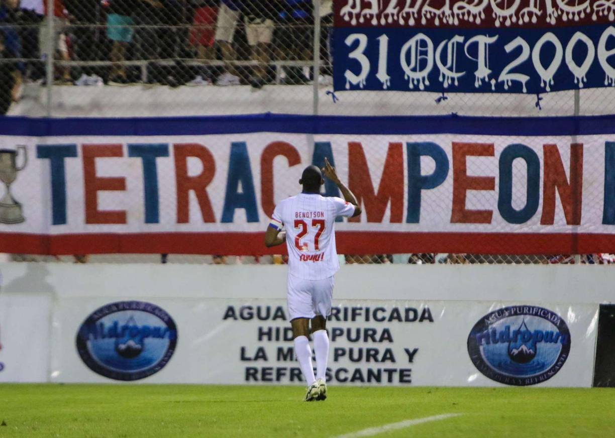 Bengtson definió sin marcar ante la salida en falso del arquero y sentenció la goleada de los leones en el 75.