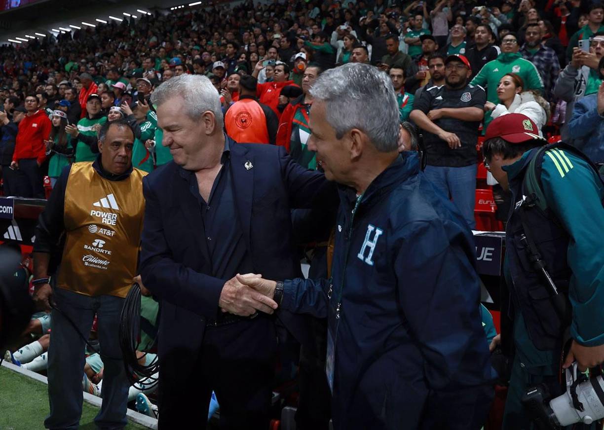 El saludo entre Reinaldo Rueda y Javier ‘El Vasco‘ Aguirre antes del inicio del partido.