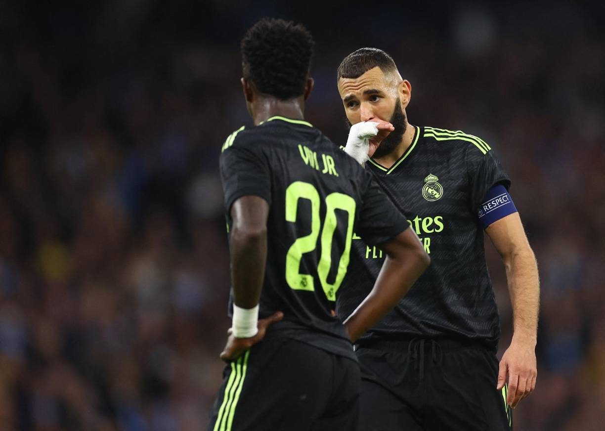 Karim Benzema y Vinicius charlando durante la eliminación del Real Madrid.