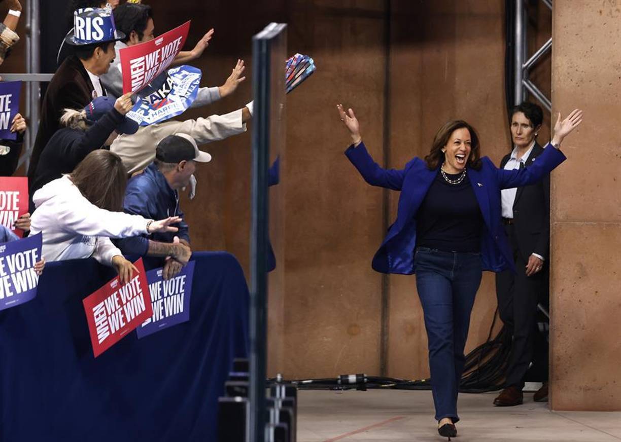 Los candidatos del Partido Demócrata a la Presidencia de Estados Unidos llevan cuatro elecciones consecutivas ganadas en Nevada, algo que puede parecer una ventaja, pero que no permite a la vicepresidenta Kamala Harris descuidar un posible avance del expresidente Donald Trump en este estado “bisagra”. 