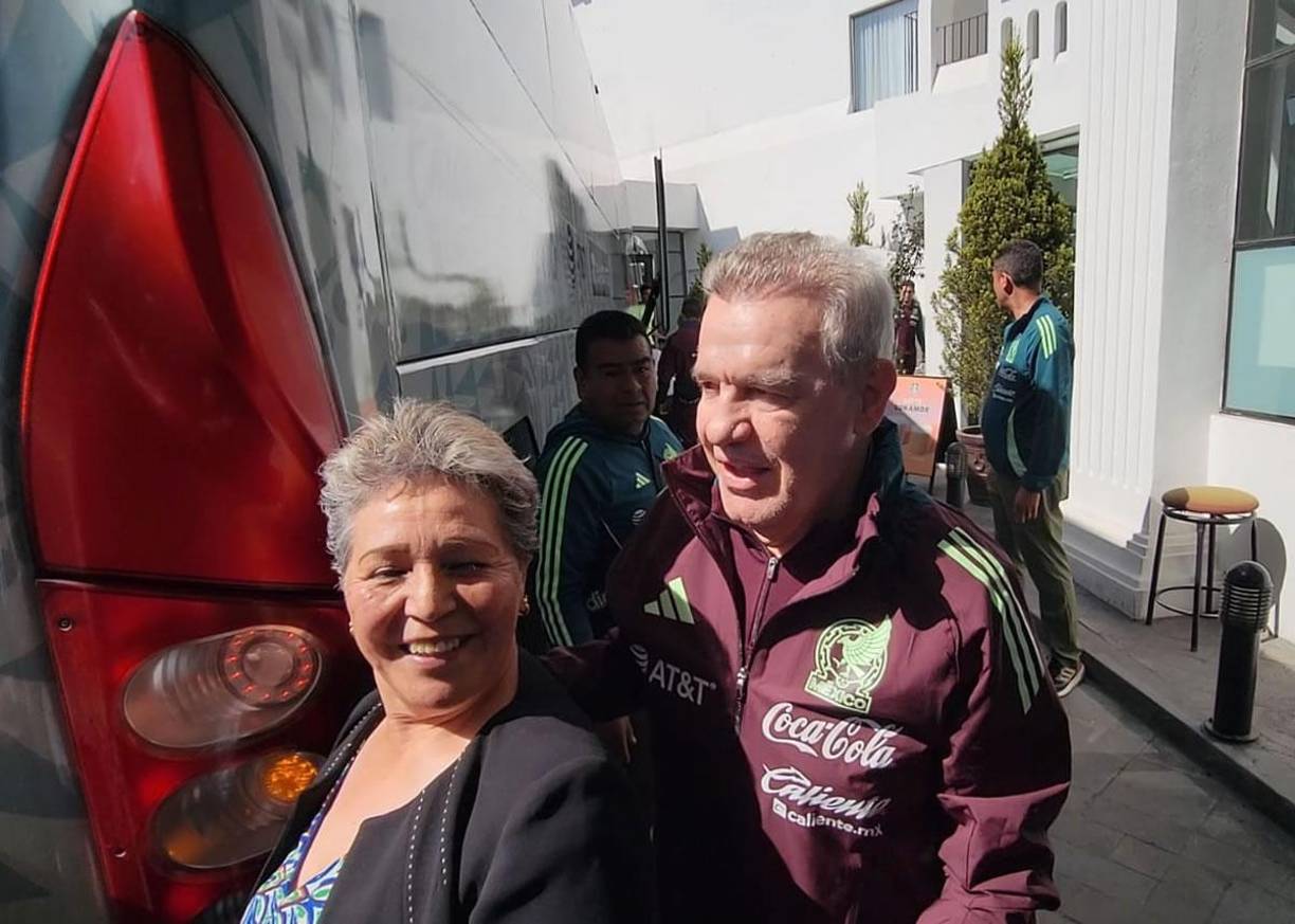 Todos querían una foto con el entrenador mexicano de 65 años.
