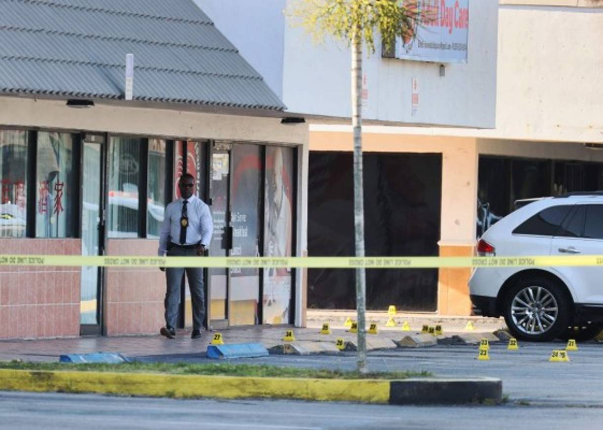 A tempranas horas de este domingo, la policía buscaba la ayuda de la comunidad para arrestar a los responsables del tiroteo.