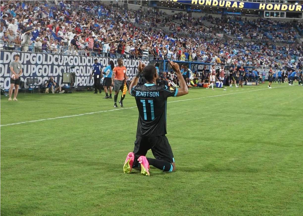 Jerry Bengtson celebrando su gol y al fondo los aficionados hondureños festejando.