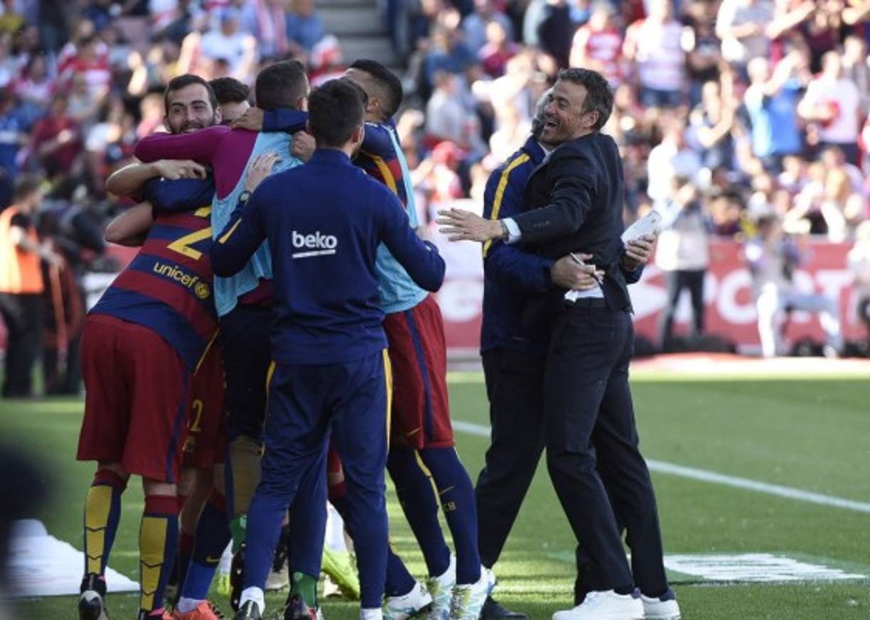 El entrenador Luis Enrique festejando con sus jugadores. Foto EFE/ Miguel Molina.