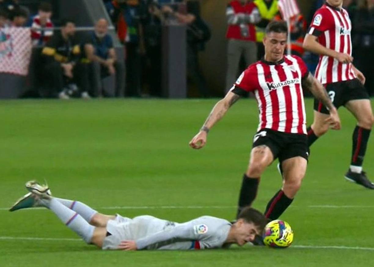 Una de las imágenes del partido: Gavi intentó luchar por un balón desde el suelo... ¡y con la cabeza!.