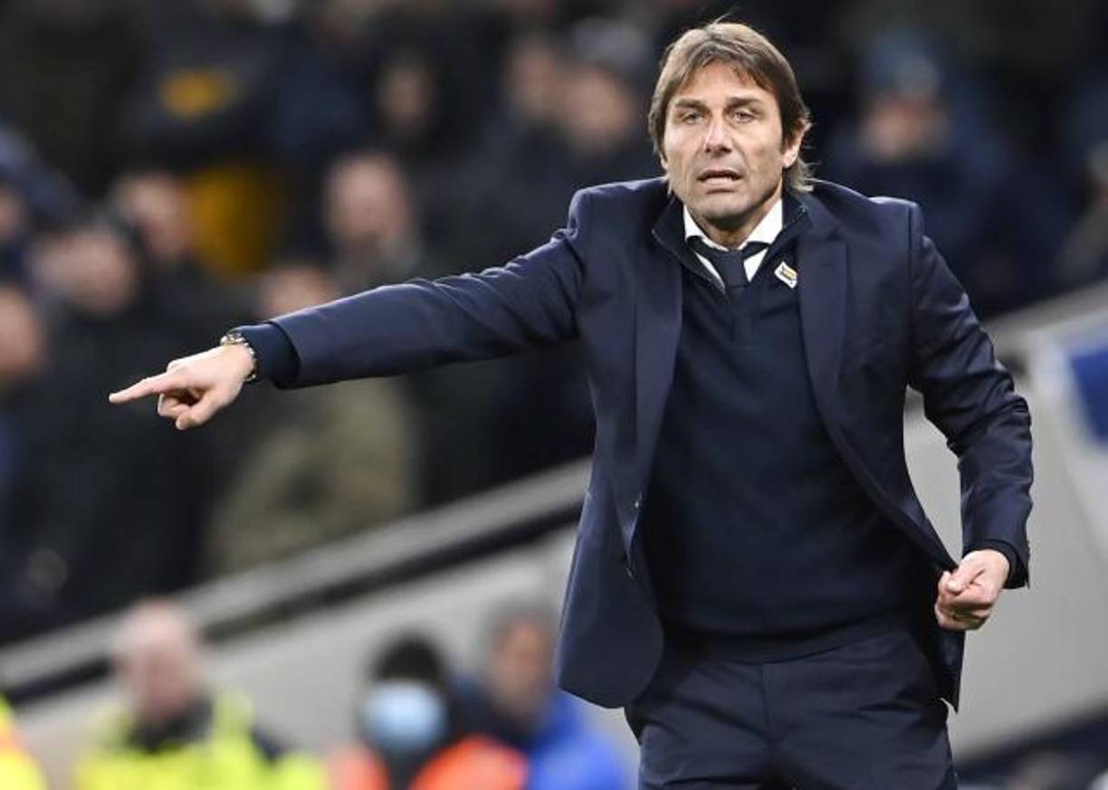 Antonio Conte volverá a los banquillos. El laureado técnico transalpino está muy cerca de convertirse en entrenador del Milán de cara a la próxima temporada. Según apunta TeleLombardia, la situación de Stefano Pioli es complicada y a largo plazo ven mucho más futuro en un proyecto con Conte.