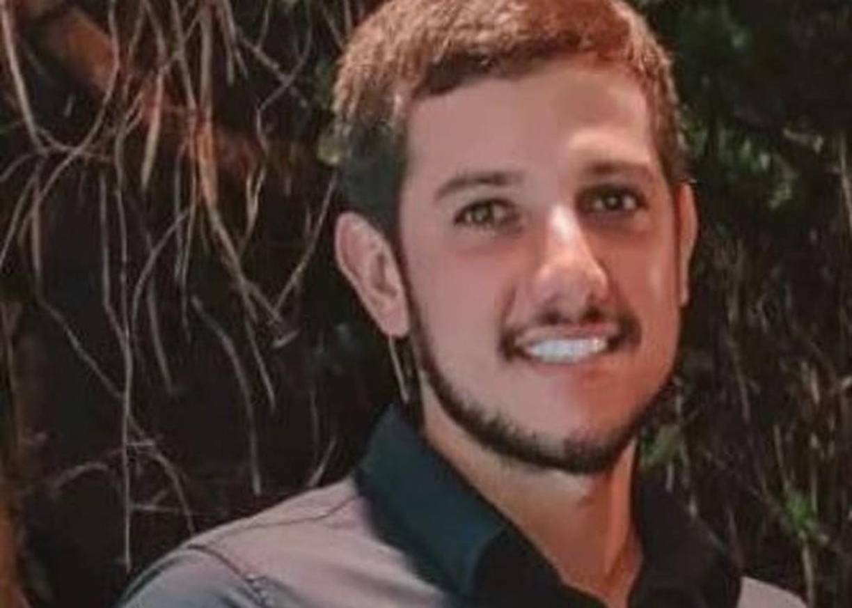 Según los reportes, mientras el profesor conversaba con un colega, un hombre con casco de moto irrumpió en el establecimiento armado con una pistola y, sin decir palabra, disparó repetidamente al instructor, quien cayó al suelo sin vida.